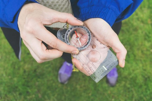 Comment planifier un itinéraire de camping pour découvrir les paysages glaciaires du Groenland ?