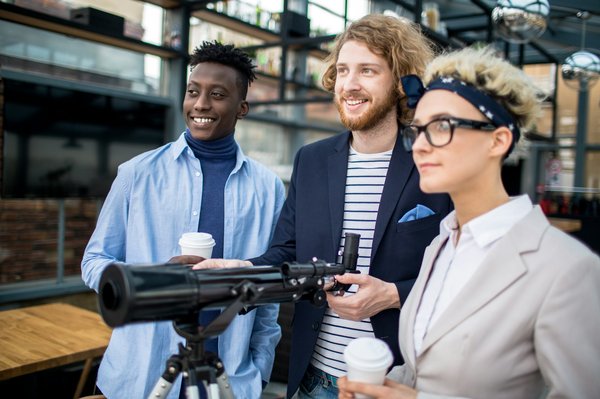 Comment organiser un camping pour l'observation des oiseaux dans les marais salants de Camargue ?